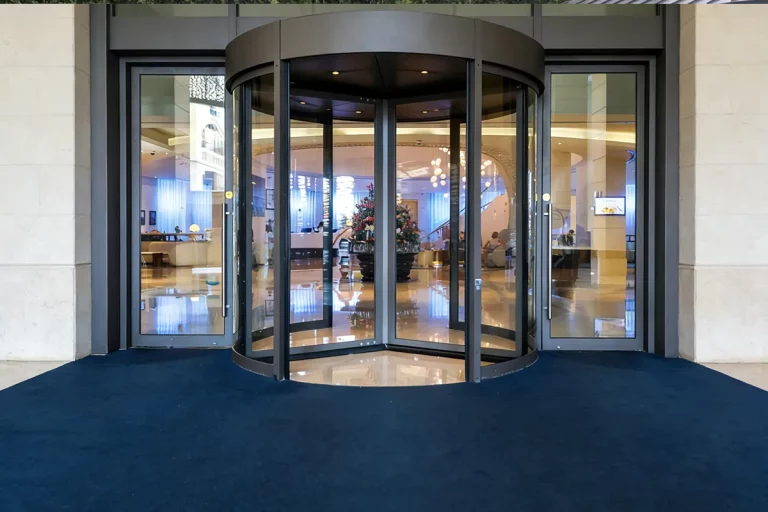 Modern Alışveriş Merkezi Cam Kapı Projesi – ABD