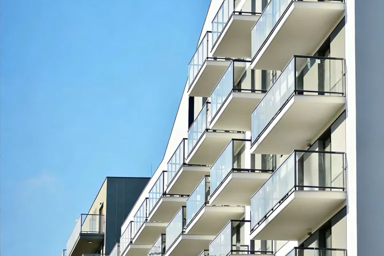 Kıvrımsız Cam Balkon Projesi – İtalya